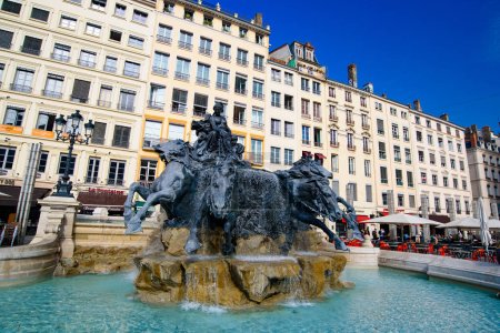 Téléchargez les photos : La Fontaine Bartholdi Place des Terreaux à Lyon, France - en image libre de droit