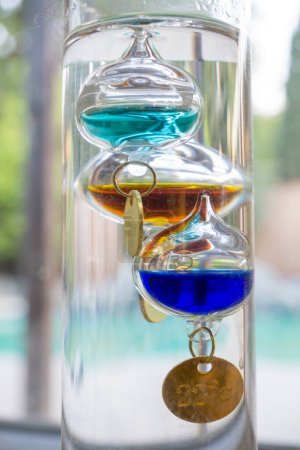 Téléchargez les photos : Thermomètre liquide en verre flottant Galileo - en image libre de droit