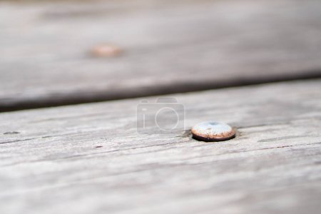 Foto de Viejo tornillo de carro oxidado en mesa de madera. - Imagen libre de derechos