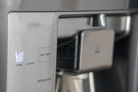 Foto de Dispensador de agua refrigerador de acero inoxidable - Imagen libre de derechos