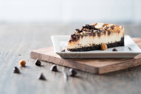 Foto de Una rebanada de chocolate y pastel de queso de remolino de mantequilla - Imagen libre de derechos