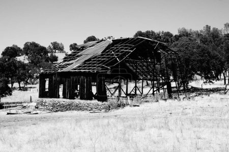 Téléchargez les photos : Une vieille grange délabrée qui tombe - en image libre de droit