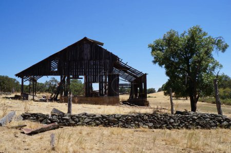 Téléchargez les photos : Une vieille grange abandonnée et délabrée - en image libre de droit