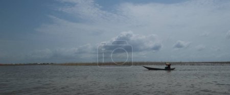 Téléchargez les photos : Abomey-Calavi, Bénin - 26 octobre 2023 : belle vue sur le lac Nokou - en image libre de droit