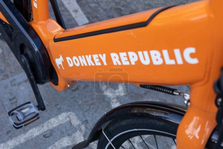 Téléchargez les photos : Anvers, Belgique - 28 janvier 2023 : Donkey Republic Rental Bikes Company. Les gens utilisent ce service pour obtenir rapidement un vélo et faire la navette. - en image libre de droit