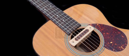 Foto de Primer plano plano de guitarra acústica sonido agujero pickup tipo. hecho por madera, enfoque selectivo - Imagen libre de derechos