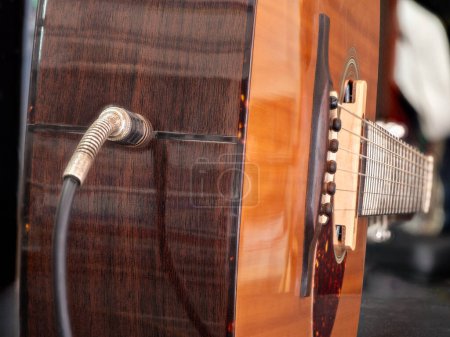 Foto de Primer plano de toma de clavija de guitarra acústica para pastillas, con cable, enfoque selectivo - Imagen libre de derechos