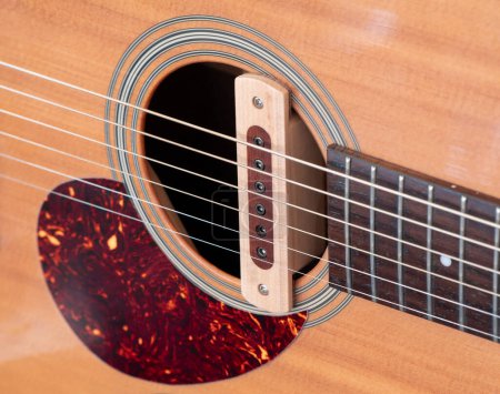 Foto de Primer plano plano de guitarra acústica sonido agujero pickup tipo. hecho por madera, enfoque selectivo - Imagen libre de derechos