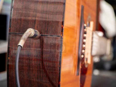 Foto de Primer plano de toma de clavija de guitarra acústica para pastillas, con cable, enfoque selectivo - Imagen libre de derechos