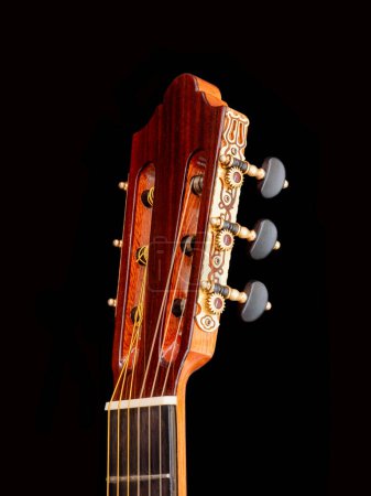 Téléchargez les photos : Gros plan de la guitare classique tuning machine, engrenage ouvert, Focus sélectif - en image libre de droit