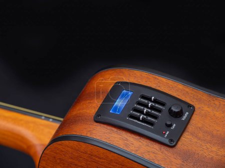 Foto de Primer plano plano de la guitarra acústica captación EQ con afinador, enfoque selectivo - Imagen libre de derechos