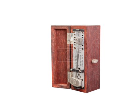 Téléchargez les photos : Un métronome à l'ancienne, fabriqué à partir d'une boîte en bois, fond blanc - en image libre de droit