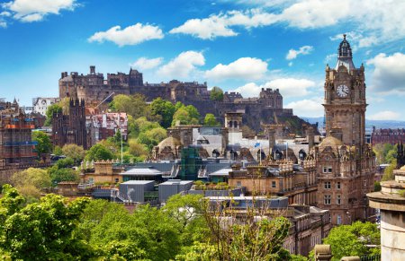 Foto de Escocia - Edimburgo skyline con castillo de Calton hill, Reino Unido - Imagen libre de derechos
