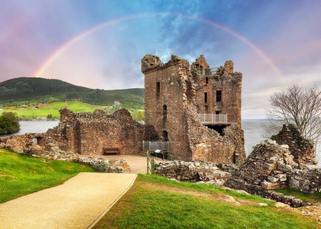 Téléchargez les photos : Écosse - ranobow sur le château d'Urquhart, Loch Ness - Royaume-Uni - en image libre de droit