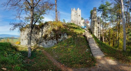 Téléchargez les photos : Ruine du château Blatnica à l'automne, Slovaquie - en image libre de droit