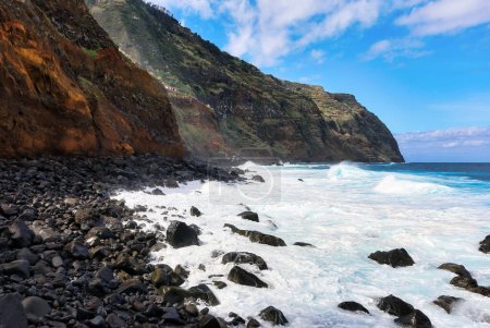 Téléchargez les photos : Porto Moniz - rocks and waves at vulcanic coast - beautiful landscape scenery of Madeira Island, Portugal - en image libre de droit