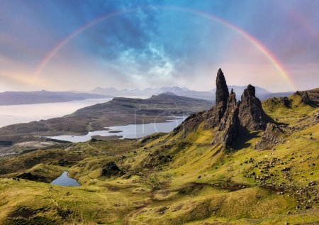 Téléchargez les photos : Rainbow overthe old man of storr on the Isle of skye, Scotland - UK - en image libre de droit