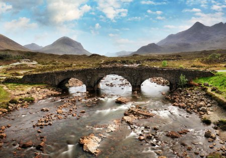 Téléchargez les photos : Île de Skye - Vieux pont Sligachan avec rivière, paysage écossais - en image libre de droit