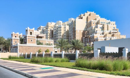 Foto de 15 Enero 2023, Emiratos Árabes Unidos, Dubai: Residencia Wyndham con luz verde en la isla Palm Jumeirah en Dubai - Imagen libre de derechos