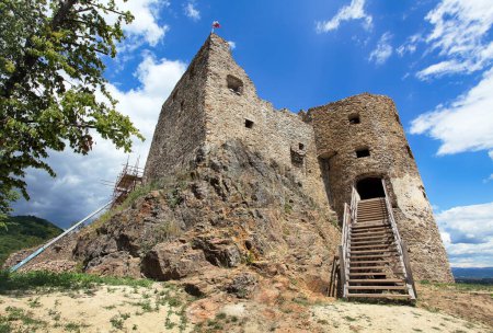 Téléchargez les photos : Ruin of castle Reviste near river Hron, Slovakia - en image libre de droit
