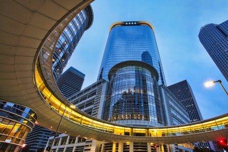 Foto de Houston, Estados Unidos - 27 de noviembre de 2021: Edificio Enron Chevron de vidrio de arquitectura moderna en 1400 Smith Street - Imagen libre de derechos