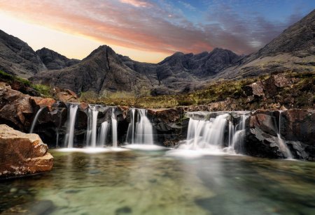 Wasserfall bei Sonnenuntergang in Schottland, Feenpools