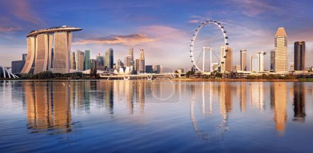Téléchargez les photos : Singapour au lever du soleil, panorama panoramique avec baie de Marina - en image libre de droit
