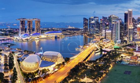 Foto de Vista aérea del distrito de negocios y la ciudad de Singapur en el crepúsculo en Singapur, Asia - Imagen libre de derechos