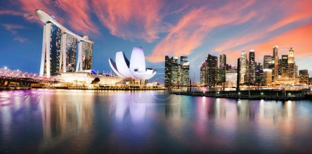 Téléchargez les photos : Coucher de soleil à Singapour skyline de la ville au quartier des affaires, Marina Bay - en image libre de droit