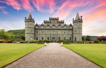 Téléchargez les photos : Scotland - Inveraray castle with flower garden, UK - en image libre de droit