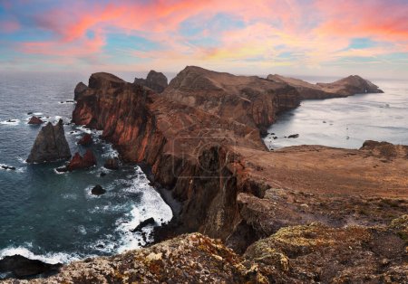 Paisaje oceánico agradable - Dramático amanecer sobre coloridos acantilados de Ponta de Sao Lourenco en la isla de Madeira, Portugal.