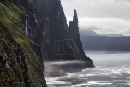 Felsige Küste und bekannt als Finger der Trollfrau bei Vagar, Färöer-Inseln im Atlantik. 