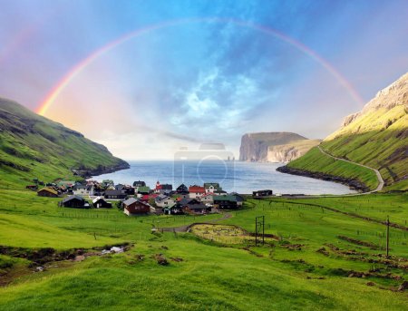 Regenbogenlandschaft mit kleinem Dorf an der Atlantikküste und in den Bergen, Insel Tjornuvik auf den Färöern 