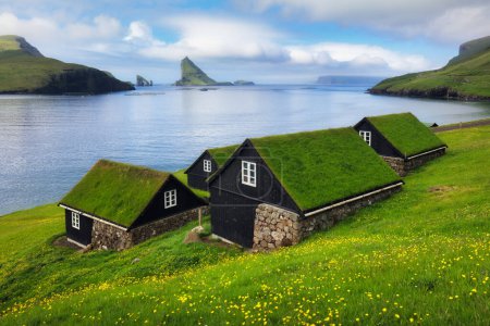 Bour Dorf auf den Färöern - Meer und Berglandschaft