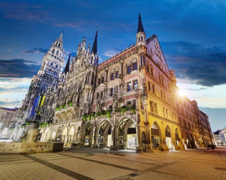Munich. Image du paysage urbain de la place Marien à Munich, en Allemagne, pendant l'heure bleue crépusculaire
.