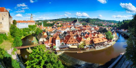 Téléchargez les photos : Vue aérienne panoramique sur la vieille ville de Cesky Krumlov, République tchèque. Site du patrimoine mondial de l'UNESCO
. - en image libre de droit