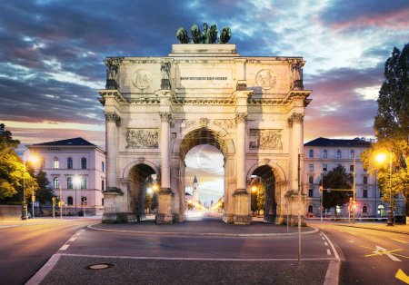 Téléchargez les photos : Coucher de soleil spectaculaire sur Siegestor - Arc de la Porte de la Victoire au centre-ville de Munich, Allemagne - en image libre de droit