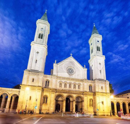 Foto de Iglesia de Sankt Ludwig en Munich - Alemania por la noche - Imagen libre de derechos
