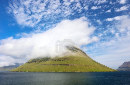 Téléchargez les photos : Faroe island landscape with moutain and sea near Klaksvik - en image libre de droit