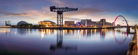 Glasgow Paysage urbain la nuit, vue vers le nord sur la rivière Clyde