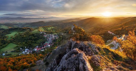 Belle vue panoramique sur la forêt d'automne colorée et les montagnes dans le paysage Vrsatec. Coucher de soleil ou Sunrise Sky Composite. Slovaquie