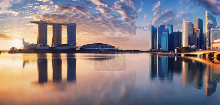 Ciudad de Singapur horizonte al atardecer con puente
