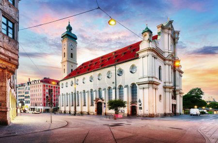 Munich - Église Saint-Pierre est une église catholique romaine située dans le centre-ville de Munich, en Allemagne. Personne.