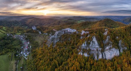 Téléchargez les photos : Vue aérienne sur Vrsatecke Bradla au coucher du soleil, Slovaquie paysage d'automne - en image libre de droit