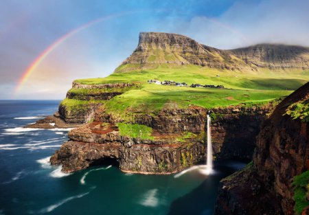 Insellandschaft der Färöer - Wasserfall mit Regenbogen, Dänemark