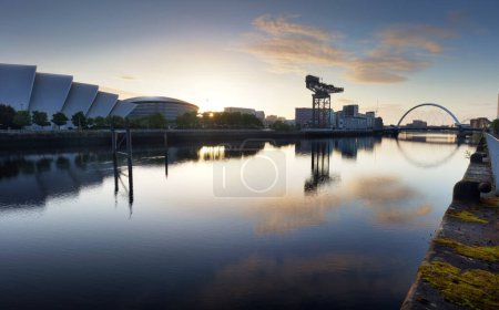 Glasgow skyline panorama au lever du soleil sur la rivière Clyde, Écosse