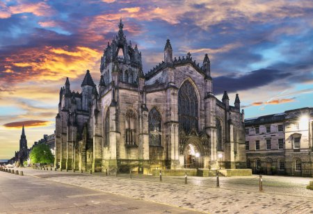 Catedral de St Giles por la noche en Edimburgo, Escocia
