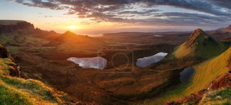 Téléchargez les photos : Paysage panoramique de montagne en Écosse, Quiraing au lever du soleil spectaculaire - en image libre de droit