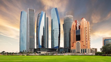 Téléchargez les photos : Abu Dhabi skyline at dramatic sunset ; Émirats arabes unis - en image libre de droit