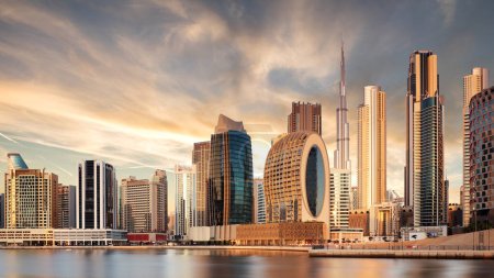 Téléchargez les photos : Panorama du centre-ville de Dubaï au lever du soleil depuis Canal Creek, Émirats arabes unis - en image libre de droit